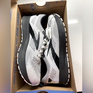 Brooks Revel 5 size 9 women’s.